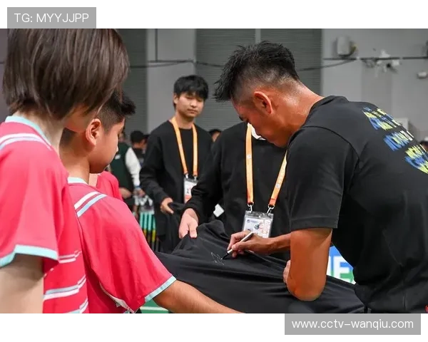 北京男曲教练吕寒带队进校园，赠送签名球棍球衣